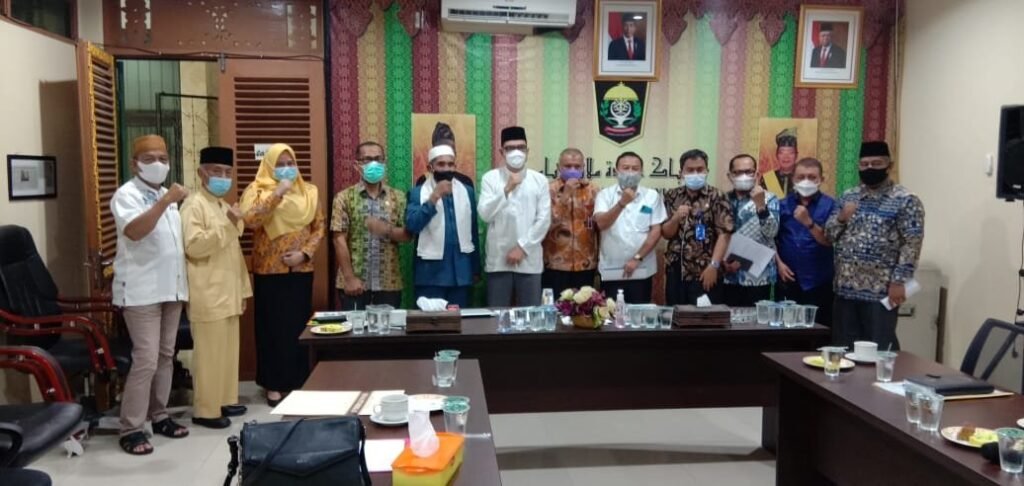 Berfoto bersama setelah temu bincang LAM Riau dengan Disdik Riau (Foto: Ist./Rafqi/peepat.com)