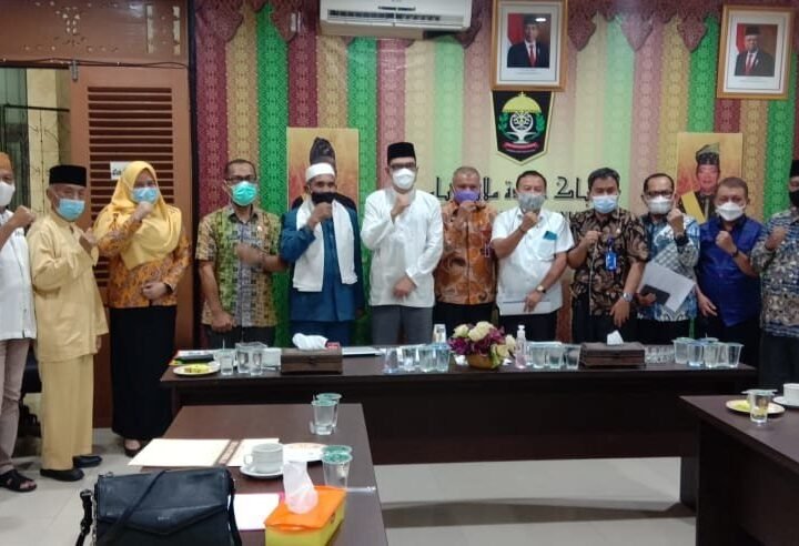 Berfoto bersama setelah temu bincang LAM Riau dengan Disdik Riau (Foto: Ist./Rafqi/peepat.com)