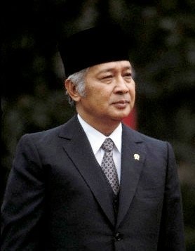 Rasa syukur yang paling tepat adalah dengan jalan mempertahankan kemurnian cita-cita kemerdekaan dengan bekerja keras membangun bangsa ini sebagai pengisian kemerdekaan. ~HM.Soeharto~